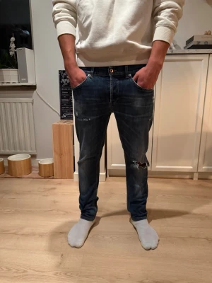 Dondup George  -  Dondup jeans george storlek 34 ny pris 4000 ej original slitningar från fabrik har mått vid midja och längd. Hör av dig vid frågor 