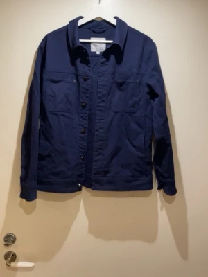 Mörkblå overshirt från Construe XS - Overshirt i mörkblå bomull från Construe by Stockmann. Ask anything.