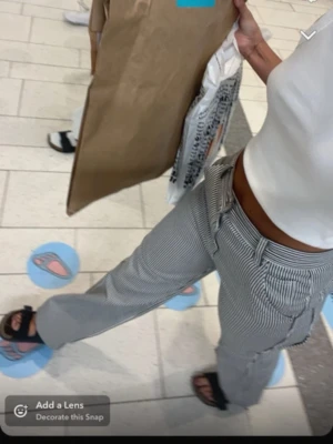 Randiga raka jeans med hög midja - Säljer ett par snygga MANGO jeans med smala ränder i vitt och mörkblått. Perfekta för en trendig och avslappnad stil. Storlek 32, men passar för dig som har strl 34!
