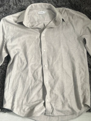 Overshirt från SANDÖ - Overshirt från Sandö, storlek 46 (S).                        Skulle säga att den passar en M bättre.             Säljer då den tyvärr inte passar mig.                            Hör av vid minsta funderingar.