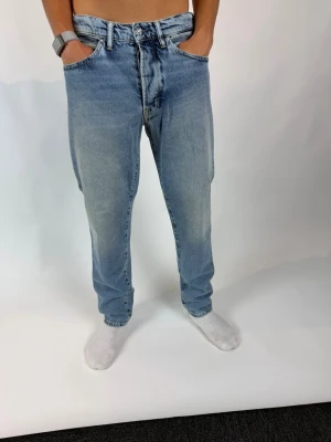 Nine in the morning jeans  - Säljer ett par ljusblå baggy jeans med hög midja och raka ben. Från märket Nine In The Morning. Nypris ca 3000kr. Jeansen har klassisk femficksdesign och knappgylf. Materialet är denim i 100% bomull och tvätten är snyggt blekt för en vintagekänsla.