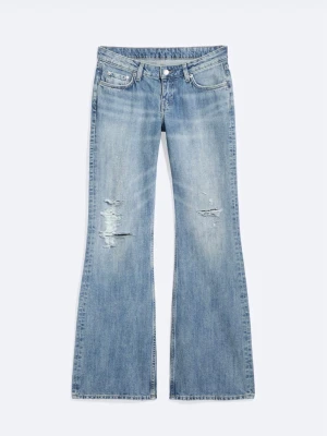 Blå jeans - Säljer ett par ljusblå straight jeans från Weekday, aldrig använda i storlek 30/34. Inga skavanker eller märken passar bra nu till vintern men även hösten.