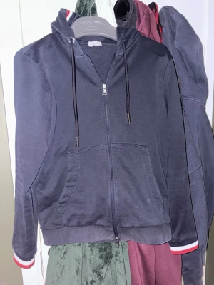 Moncler zip hoodie - Marinblå moncler zip hoodie i storlek L, knappt använd. Skriv om ni har frågor😇
