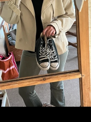 Converse - Säljer min väldigt väl använda Converse. Provar att sälja dom. Inga hål i iaf :) men väldigt använda. Orättvis bild då ja ej tvättat dom så tror dom ser lite fräschare ut nu tvättade.