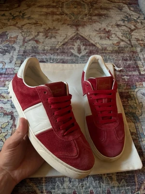 Röda Valentino Flycrew Strl 40 - Röda Valentino Flycrew i storlek 40 men passar även 41. BRA SKICK, Dustbag tillkommer. Otroligt prisvärda och alla nitar är kvar! Kontakta vid minsta fråga⚜️