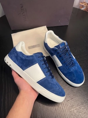 Valentino Flycrews Storlek 42 - flycrews i storlek 42, 9,5/10 skick. Box o allt OG medkommer 