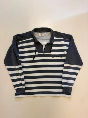 Randig Levis tröja - Vintage randig Levis tröja halv zip ||  Mycket bra skick ||  Storlek S ||  Längd 60cm  Axelbredd 56cm  Skriv vid minsta fråga eller fundering🤝