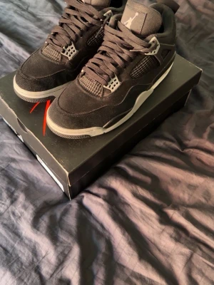  Air Jordan 4 Black Canvas - Snygga Air Jordan 4 Retro Black Canvas.                      Helt oanvända, skobox tillkommer. Köpta på Takeoff i Köpenhamn, har ej kvitto