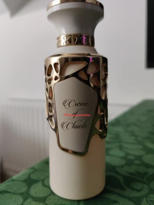 Fragrance World Creme of Clouds  - Fragrance World Creme of Clouds, 100ml från början, se röd markering för ungefärlig mängd kvar. Mysig, söt och fluffig kokos/vanilj/laktonisk-parfym. Priset prutat och klart