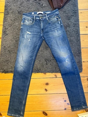 Replay jeans  - Pris kan diskuteras! Säljer nu mina Replay Anbass i storlek 31 med naturliga slitningar fram. Vid eventuella frågor, skriv Pm! Innebenslängden: ca78cm, Ytterben ca103cm, midja ca 92cm