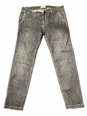 Libero Milano mörkblå jeans – Made in Italy – strl 48 - Mörkblå jeans från Libero Milano, köpta på plats i Milano 🇮🇹 Tillverkade i Italien och i 98% bomull, vilket ger en klassisk denimkänsla med snygg passform.  • Storlek: 48 • Färg: Mörkblå • Made in Italy • 98% bomull • Klassisk Libero Milano-läderpatch baktill • Väldigt snygg tvätt/färg • Fint begagnat skick  Snygga italienska jeans som är svårare att hitta i Sverige. Passar perfekt till loafers, sneakers, skjorta, stickat eller zip-up.