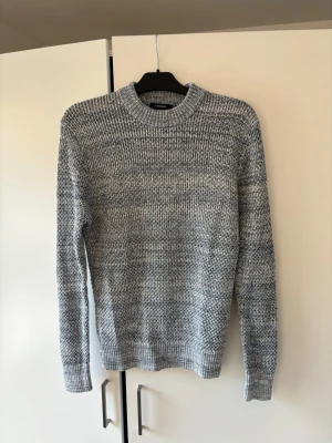 Jättefin j.lindeberg stickad tröja M - Väldigt snygg populär och trendig j.lindeberg stickad tröja M. Grym passform och jättefint skick. Perfekt nu till hösten och tveka inte vid minsta fråga eller fundering!