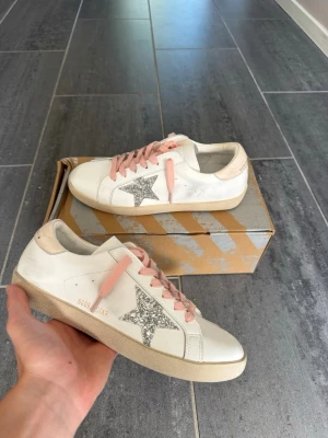 Golden Goose Superstar - Hej, säljer nu min tjejs Golden Goose skor som hon köpte på Vinted med artikelverifiering. Dessvärre så passade de inte så jag hjälper henne att sälja vidare dom. Dust bag och skokartong ingår självklart. Tveka inte på att höra av dig vid frågor! Mvh