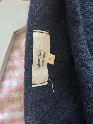 Mörkblå stickad tröja Gina Tricot - Mysig mörkblå stickad tröja från Gina Tricot i ullblandning. Tröjan har rund halsringning, lång ärm och en avslappnad passform som passar perfekt till jeans eller kjol. Enkel och stilren design som funkar till många olika looks.