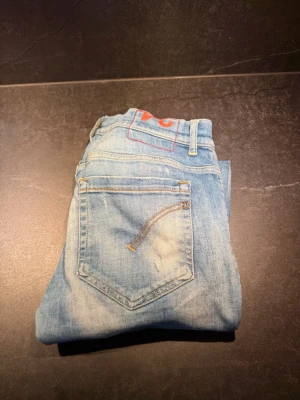 Ljus blå jeans med slitningar ifrån Dondup  - Tjena! Vi säljer nu dessa sjukt feta jeans ifrån Dondup i storlek w33 i bra skick! Dem passar dig som är ifrån 180-187 ca. Hör av er om ni har några frågor eller funderingar!