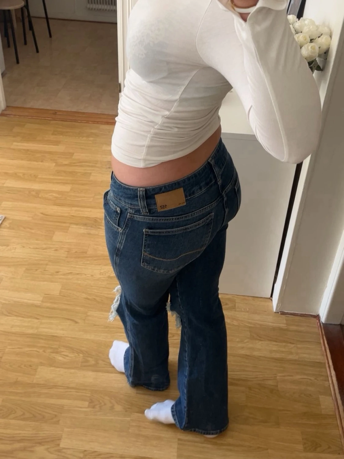Blå slitna bootcut jeans - 1