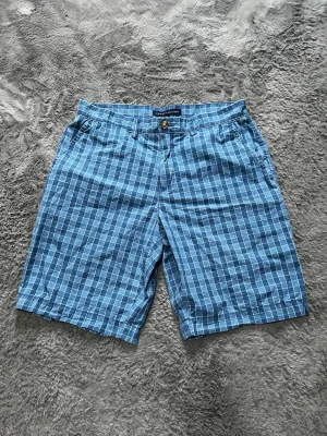 Tommy Hilfiger Chinosshorts strl 32 - Snygga och klassiska rutiga shorts från Tommy Hilfiger i en lätt och skön modell