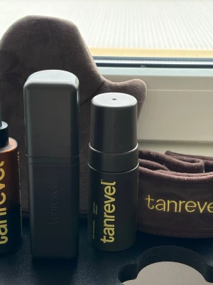 TANREVEL FULL KITT - Komplett brun utan sol-kit från Tanrevel med spraytan-enhet, mousse, applikationsvante och hårband. Moussen och handsken har aldrig använts. Allt är i jättefint skick. Perfekt för att få en jämn solkysst look hemma. Originalpris 1649.