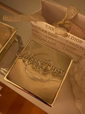 Miss Dior brosch - Säljer en lyxig Miss Dior brosch i silver. Passar både till vardags och fest🤍