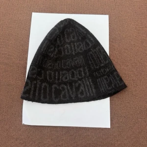 Roberto Cavalli Mössa/ One size / Kashmir  - Mycket gott begagnat skick. Kashmir.   1143