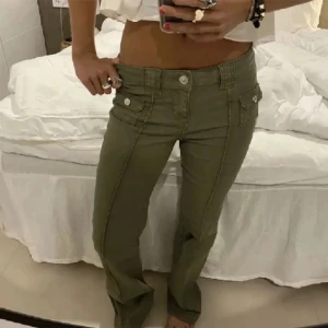 hm jeans - Säljer dessa gröna populära cargo jeansen ifrån HM, lite små för mig nu !!! Därför ja säljer till bra pris vid snabb affär ! Köpt snabbt och driekt för 379