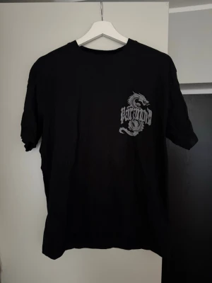 T-Shirt New Yorker - Sambon använder ej denna längre därav säljs den! 😊 Supersnygg med tryck på både framsida & baksida. Den är i jättefint skick, ingenting alls att anmärka på. Trycket är helt och fint på båda sidor. 🌸 Skulle säga att den är normal i storlek. 👍🏼 