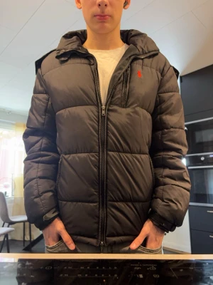 Svart polo Ralph lauren jacka  - Tjena söker du en stilren vinter jacka så har du hittat rätt jag säljer nu min polo Ralph lauren jacka som jag knappast har använt storlek M och är perfekt i det kalla vädret frågor eller funderingar bara kontakta. 😀