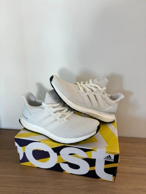 Adidas Ultra Boost - Vita adidas ultrboost 4.0, finns i storlek 43.