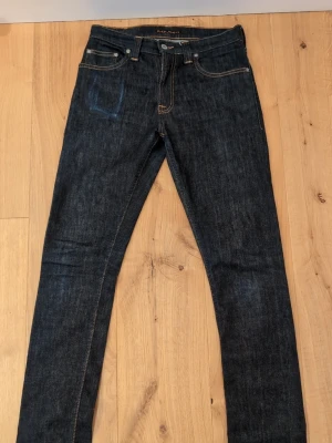 Nudie jeans  - Ett par riktigt feta Nudie jeans med lite go fade på höger ficka, perfekt att fortsätta på eller om man vill skaffa fleraallt detta till ett ruggigt bra pris.