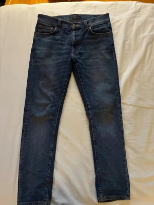 Nudie jeans  - Nudie jeans i modell lean Dean och strl 30:30. Byxorna i bra skick förutom ett litet märke på knäet, ny pris är runt 1700 mitt pris är 550, det är bara höra av dig vid funderingar.😄