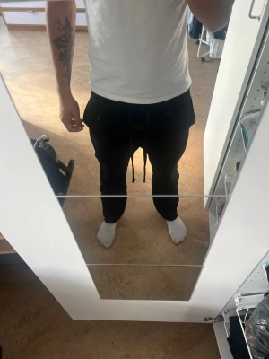 Essentials byxor  - Svarta mjukisbyxor från Fear of God Essentials. Helt nya tvär feta 