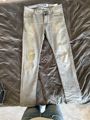 Jacob Cohën - W30 - Säljer dessa riktigt feta Jacob Cohën jeans i storlek 30. Sjukt snygg färg och passform. Dem är i bra skick med en liten defekt på patchen som enkelt går o fixa om man vill det. Annars märks det inte vid användning. 39 cm i midjan och 103 cm i längd. Bara o höra av er vid minsta lilla fundering🙌
