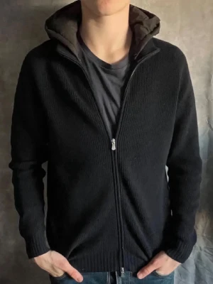 Gran sasso cardigan - Hej säljer min gran sasso cardigan bra skic  Storlek 46 köpt på Ströms självklart äkta ny pris 4500 något små hål på armen men de syns knappt när den är på