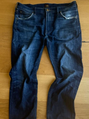 Feta lee Jeans - Ett par sjukt snygga lee jeans med galna kontrast, fet tvätt och slitningar. De är w33 L33