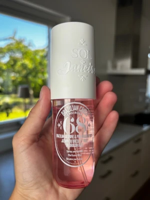 Sol de Janeiro 68 - Sol de Janeiro 68 🩷nästan ful 🩷 luktar verkligen jättegott men använder andra perfymer mer så tänkte sälja denna🩷90 ml flaska, ca 80% kvar🩷