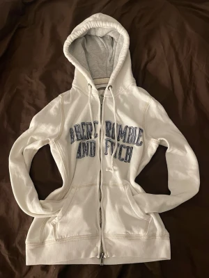 Vintage Abercrombie & Fitch kofta - Säljer denna supersnygga Vintage Abercrombie & Fitch koftan. Storlek S och i mycket fint skick! För fler frågor eller bilder är det bara att höra av sig! Vid snabb affär kan pris diskuteras !💕💕