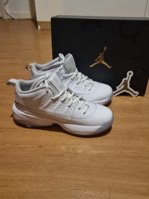 Vita höga sneakers med grå detaljer - INSTABOX!!! Snygga vita sneakers. Dom kan ha bara några svarta små sträck, men inget som syns från långt håll, syns bara om du kollar jätte nära!!!! Som ni ser på bilderna så ser man inte dom. Ni får med orginalkartong och ett jordans klistemärke.