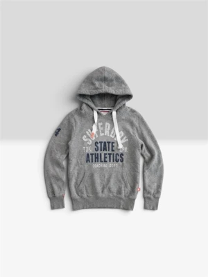 Superdry Hoodie  - Säljer en grå hoodie med vit och blå text på bröstet där det står 'Superdry State Athletics'. Hoodien har en stor huva med vita snören och ribbade muddar vid ärmar och nederkant. Perfekt för en avslappnad och sportig stil.