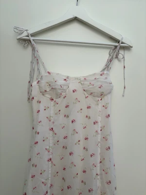 Blommig långklänning gina - Blommig långklänning ifrån Gina 14+ i storlek xxs. Aldrig använd med prislapp kvar