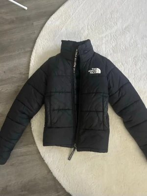 The North Face - Säljer min The North face jacka som inte längre används. Perfekt till hösten och vintern💕