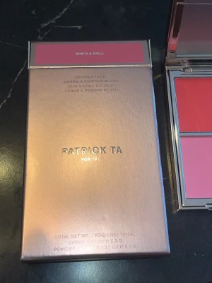 Patrick Ta Double Take Rouge She’s a Doll - Patrick Ta Double Take Crème & Powder Blush i nyansen She’s a Doll. Du får både en krämrouge i klar rosa och ett puderrouge i ljusrosa, perfekt för att bygga färg och skapa en fräsch look. Kommer i en lyxig spegelkompakt med roséguldfinish.