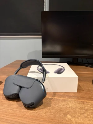 AirPods Max, 2024  - Säljer dessa då dem inte används längre, snark! Sticker t lumpen i januari och dessa känns inte jätte praktiska för just det. Tar upp mycket plats osv.