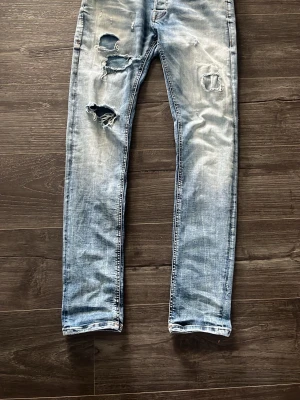 Ljusblå slitna jeans från jack&jones  - Säljer ett par ljusblå jeans med flera slitningar som är från affär men jag har även gjort några hemma. Jeansen är i bra skick bara av att ett av hålen gått sönder skriv för bilder på de. Slim model storlek 30/32. Bara skriva vid funderingar.😊