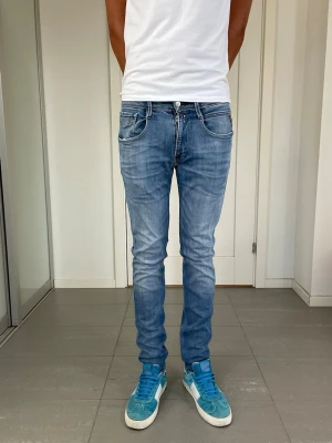 Replay Anbass Jeans - Säljer nu dessa Replay Anbass Jeans, W31 o L32 med mått ca 38 o 105 cm. moddelen är 183 och väger 68 kg. Skriv för fler bilder/frågor🙌🏼