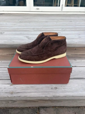 Loro Piana loafers  - Säljer dessa loafers i mycket bra skick! Knappt använda!! OBS!!! Osäker på äktheten därav det låga priset!! Köpta på Plick!! Box ingår!! Pris går att diskutera vid snabb affär!! Hör av dig vid minsta fundering!