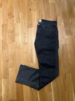 Acne Studios Jeans - Storlek 31/32 - Acne Studios Jeans för män till salu, modellen är ”Max Darko”. Storlek Waist 31 / Lenght 32. Byxorna är nyskick, inga skador/slitage. Hör av dig vid intresse/frågor. PRIS KAN DISKUTERAS!