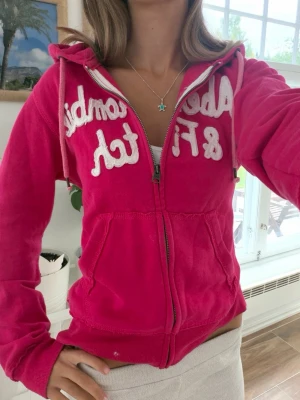 Abercrombie & fitch zip  - Frakt 24h. Fläck se bild. 