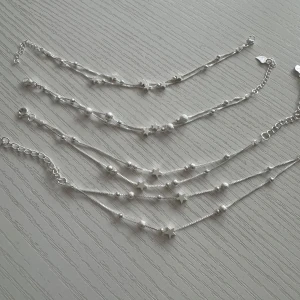 Silverfärgade armband  - Säljer flera stiliga armband i silverfärgad .Perfekta för att ge lite extra bling till din outfit, oavsett om det är till vardags eller fest.Passar bra att mixa och matcha!199kr-150kr.