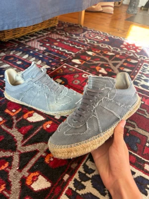 Maison margiela espadrilles - Säljer ett av de snyggaste par skorna på marknaden, st 40, bra skick, endast lite slitage på framsidan av sömnen och lite allmänt smuts som är lättborttagligt. Nypris är betydligt mycket högre än detta.  Obs!! Sula ingår ej‼️  Hör av dig vid minsta fundering och jag fraktar alltid inom 24 timmar!  Pris kan diskuteras vid snabb affär😄