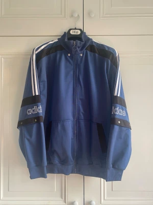 Adidas Originals Jumer Tröja/Jacket - Adidas Originals jumper tröja/jacket med dragkedja och avtagbara ärmar.   Storlek M eller oversize S  Skriv om ni har frågor